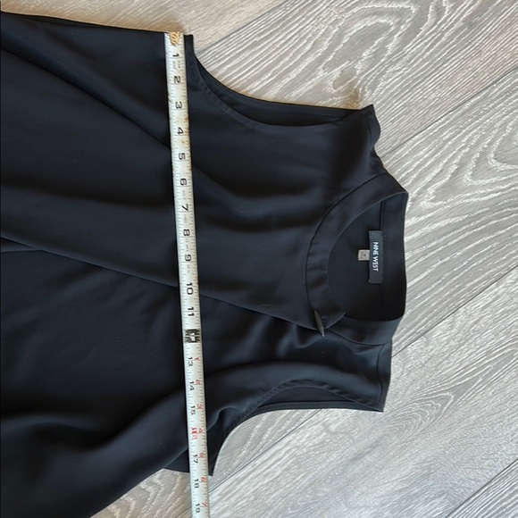 Elegant Black Sleeveless Top - Picture 2 of 6